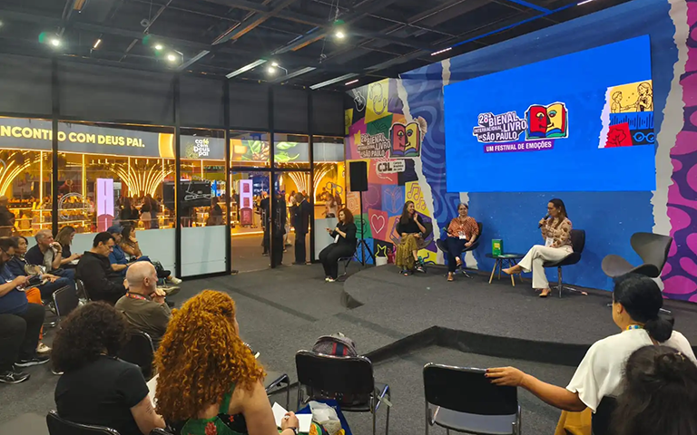 Fundação Santillana debate sustentabilidade, inteligência artificial e educação antirracista à 28ª Bienal do Livro